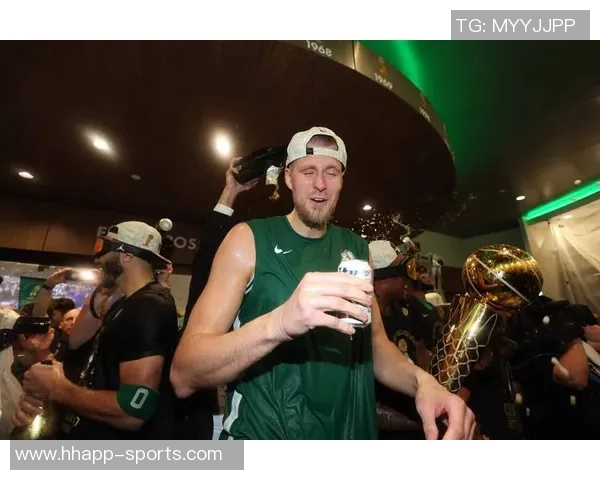 波尔津吉斯赛后与豪泽塔图姆怀特亲切交流回忆夺冠时光